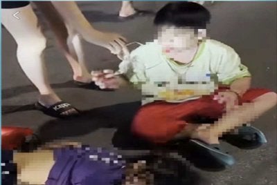 Dua beradik cedera dilanggar sebuah kereta ketika melintas jalan dalam kejadian pada Rabu lalu.