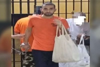 Polis sedang giat mengesan seorang tahanan reman yang melarikan diri dari Penjara Sungai Buloh pada Khamis.