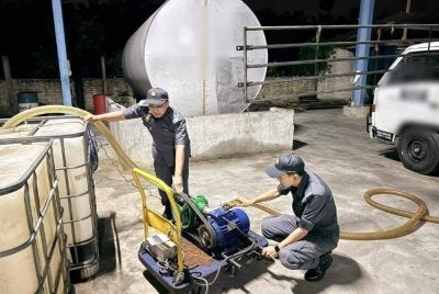 Pemeriksaan mendapati premis digunakan sebagai pusat transit pengumpulan diesel secara tidak sah. Foto KPDN Perak