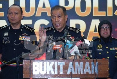 Mohd Khalid (tengah) ketika sidang akhbar di Bukit Aman pada Jumaat. Foto: ROSLI TALIB