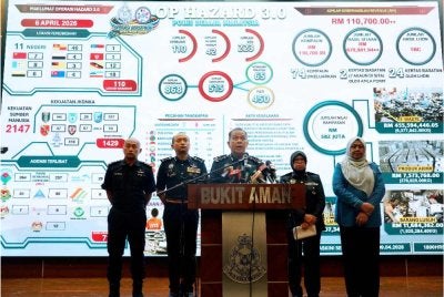 Mohd Khalid (tengah) ketika sidang akhbar di Bukit Aman pada Jumaat.