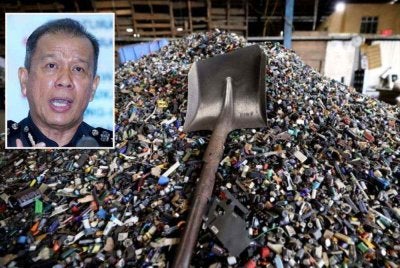 Mohd Khalid (gambar kecil) memaklumkan, Hasil 110 serbuan dijalankan, sebanyak 42 kilang haram dikenal pasti menjalankan aktiviti pemprosesan e-waste. Foto fail Bernama