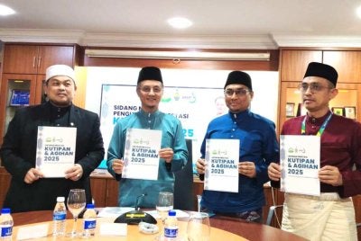 Mohamad (dua dari kiri) menunjukkan Laporan Prestasi Kutipan dan Agihan 2025 Zakat MAINPP.