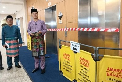 Mohd Fared (kanan) melakukan tinjauan di tiga lif yang rosak di Bangunan Jabatan Kehakiman Syariah Negeri Johor, Johor Bahru, pada Jumaat.