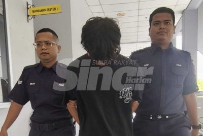 Muhammad Amirul Syafiq (tengah) dibawa polis ke mahkamah.