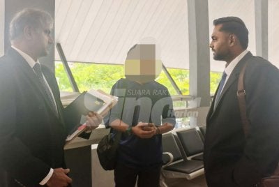 Tertuduh (tengah) berbual dengan Karyikeyan dan Gobinathan sebaik dilepaskan serta dibebaskan daripada pertuduhan amang seksual anak tiri.