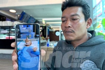 Saeman menunjukkan gambar Abdul Dayyan semasa dirawat di ICU. 