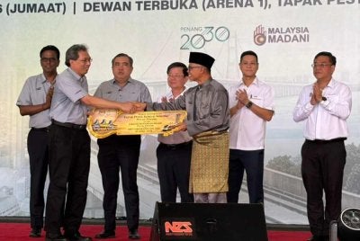 Anthony (tiga dari kiri) menyaksikan penyerahan Tapak Pesta Pulau Pinang oleh Zairi (tiga dari kanan) kepada Mohd Zarif pada Jumaat.