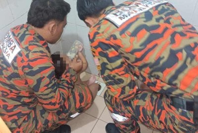 Bomba menyelamatkan kanak-kanak yang kakinya tersepit dalam saluran paip di bilik air sebuah rumah pada Jumaat.