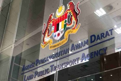 APAD membatalkan Lesen Pengendali sebuah syarikat pengangkutan yang terlibat dalam insiden sebuah treler melanggar van sehingga menyebabkan tiga maut di persimpangan Taman Golden Hill, Gemas Baharu dekat Segamat pada 2 April lepas.