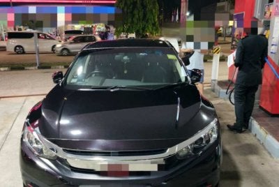 Penguat kuasa KPDN Johor menjalankan pemeriksaan terhadap kenderaan berpendaftaran asing yang dipercayai mengisi petrol RON95.