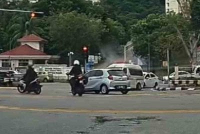 Sebuah ambulans yang sedang dalam perjalanan menjalankan tugas kecemasan terbabit dalam kemalangan jalan raya selepas dirempuh sebuah kereta di Jalan Bukit Gambir