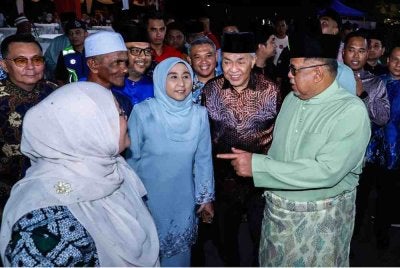 Ahmad Zahid (tengah) dan Ketua Menteri Melaka, Datuk Seri Ab Rauf Yusoh (depan, kanan) beramah mesra bersama orang ramai yang hadir pada Majlis Aidilfitri Melaka Sayang Rakyat Peringkat DUN Duyong di Stadium Tun Fatimah, pada Jumaat. Foto Bernama