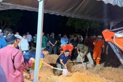 Jenazah Mohd Hashim selamat dikebumikan di Tanah Perkuburan Islam Presint 20, malam ini. Foto Bernama