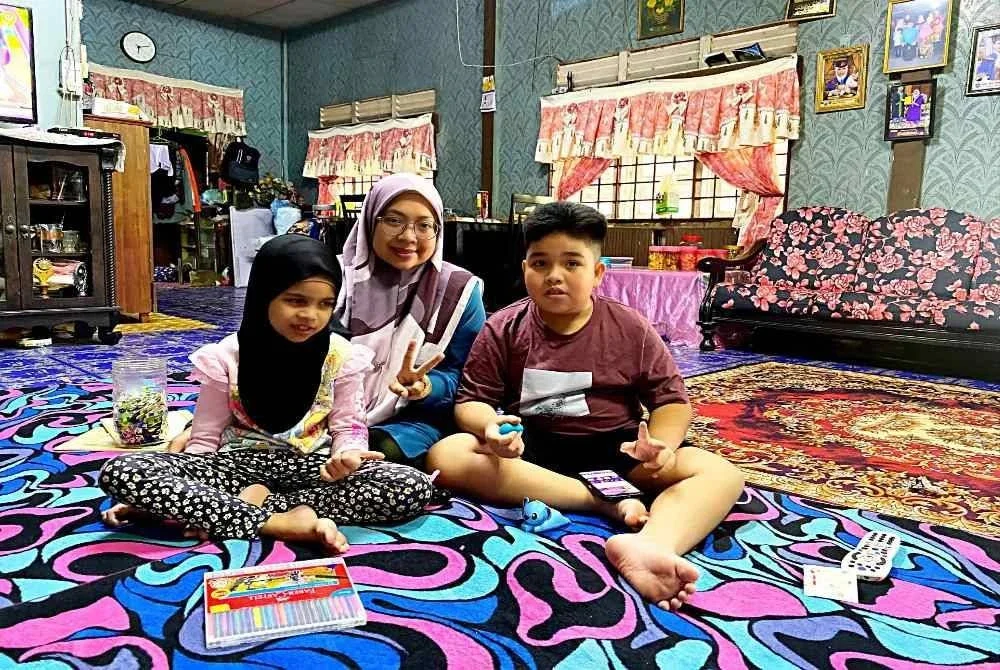 Siti Suriatul Azwani mengambil keputusan berhenti kerja pada 2021 bagi memberi perhatian penuh kepada dua anaknya yang autisme.