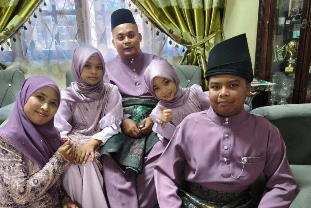 Noor Asfarina (kiri) bersama Muhammad Airiel Zafran (kanan) dan ahli keluarganya pada Hari Raya Aidilfitri. 