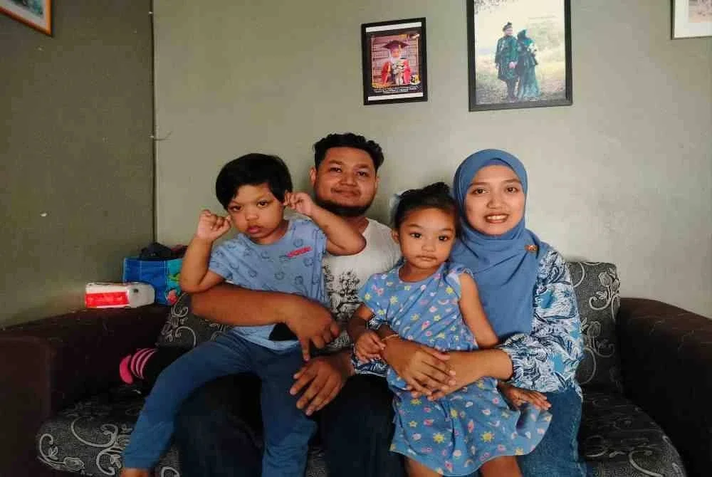 Nurazlin dan Muhammad Syafiq bersama dua anaknya, Nur Nazneen Saffiya (kiri) dan Nur Hana Zulaikha.
