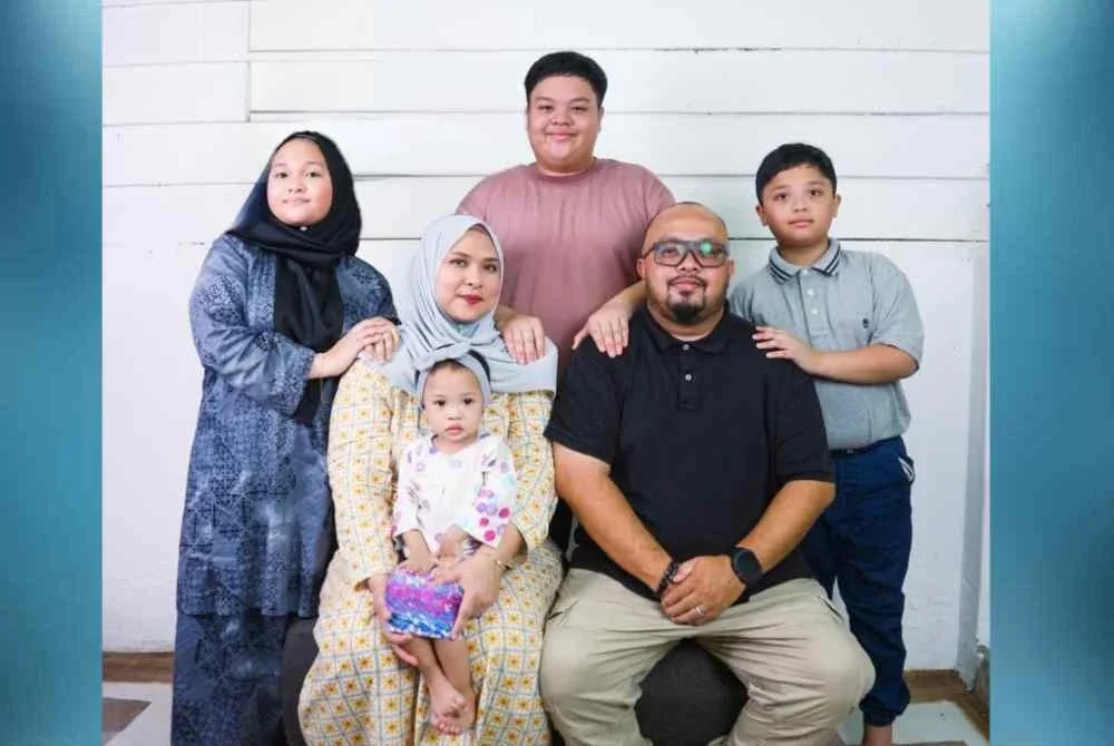 Kasih sayang tiada batasan, Raja Yasmin dan Fuad Helmy tabah membesarkan Aizeeq (kanan) menghadapi autisme.