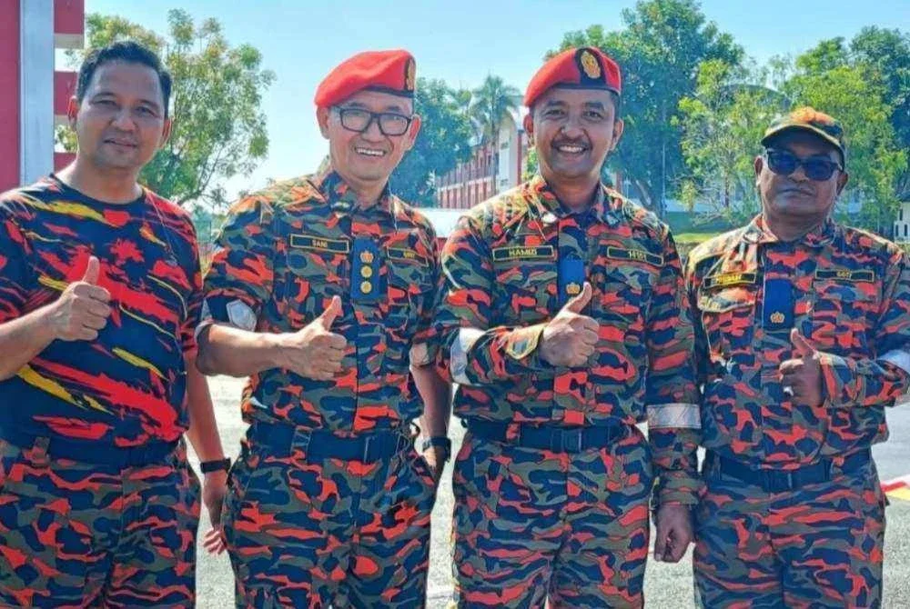 Gambar kenangan Mohd Sani (dua dari kiri) bersama rakan sepasukan.