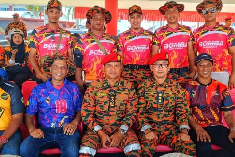 Mohd Sani (dua dari kanan) terlibat dalam pelbagai program keselamatan.