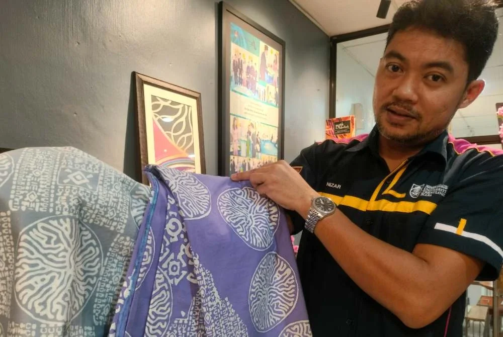 Nizar menunjukkan produk Batik Merbok yang dihasilkan UiTM Kedah.