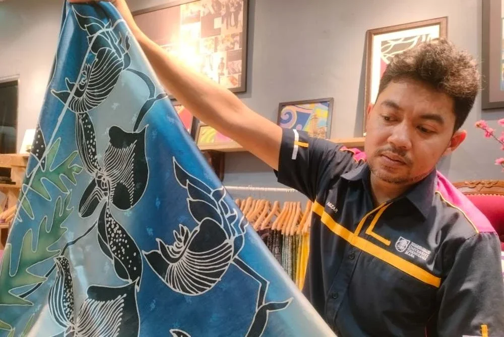 Nizar mempamerkan hasil ekslusif Batik Merbok.