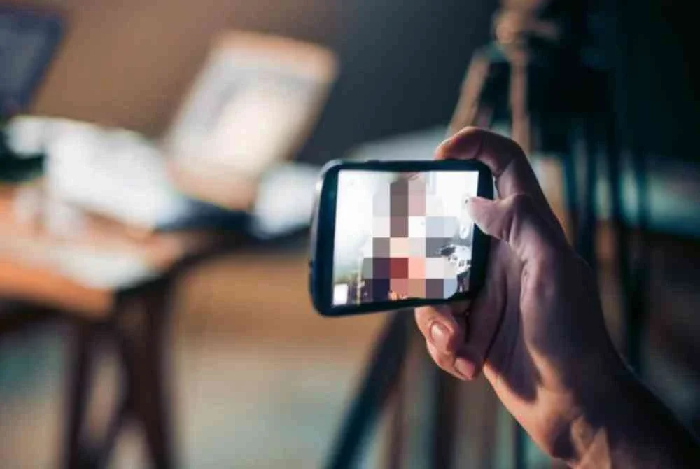 Jikalau video lucah simpanan peribadi boleh dikesan tidakkah pihak berwajib boleh mengesan perbualan, WhatsApp atau apa platform media sosial yang digunakan oleh orang ramai?