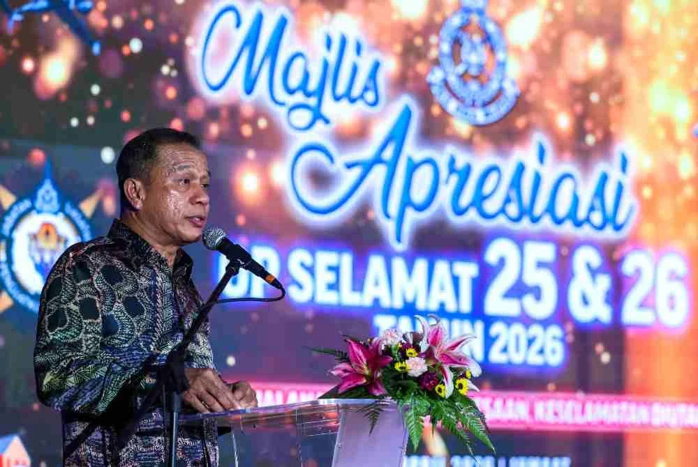 Mohd Khalid menyampaikan ucapan ketika hadir ke Majlis Apresiasi Op Selamat 25 dan 26 Tahun 2026 di Pusat Latihan Polis (PULAPOL) malam ini. Foto Bernama