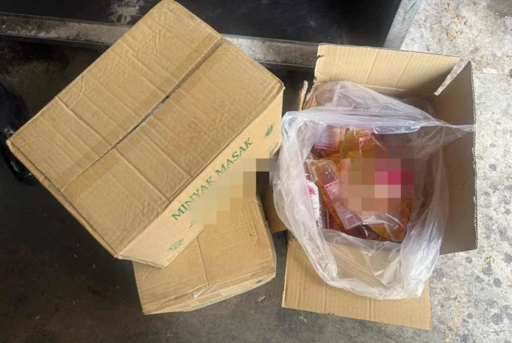 Antara minyak masak peket tanpa permit sah yang disita KPDN dalam pemeriksaan di premis makanan berkenaan. Foto KPDN Johor