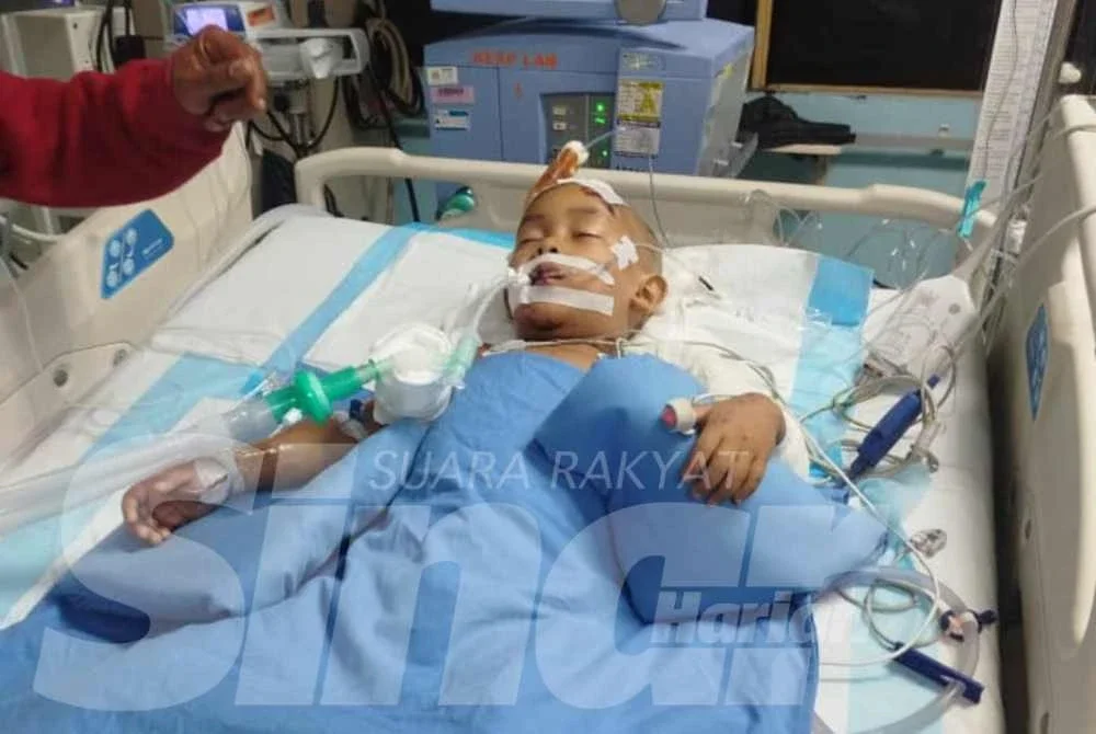 Abdul Dayyan dirawat di hospital selepas terlibat kemalangan yang turut meragut nyawa ibunya.