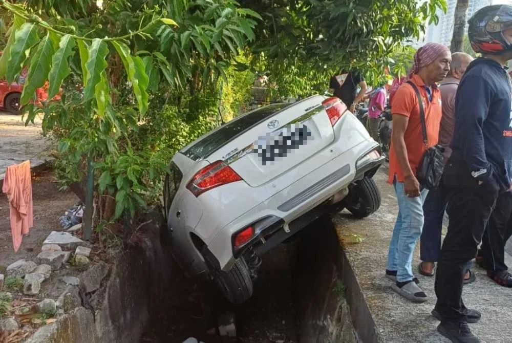 Toyota Vios yang turut terbabas ke dalam longkang berhampiran lokasi kejadian.