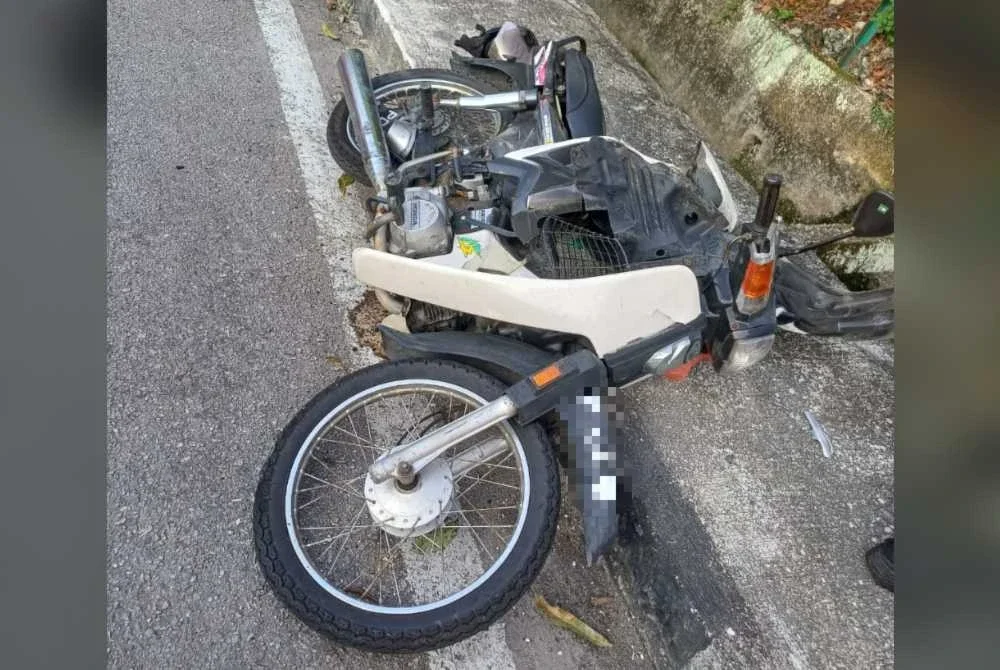 Motosikal yang dinaiki kedua-dua beranak itu rosak selepas terlibat dalam kemalangan pada pagi Sabtu.