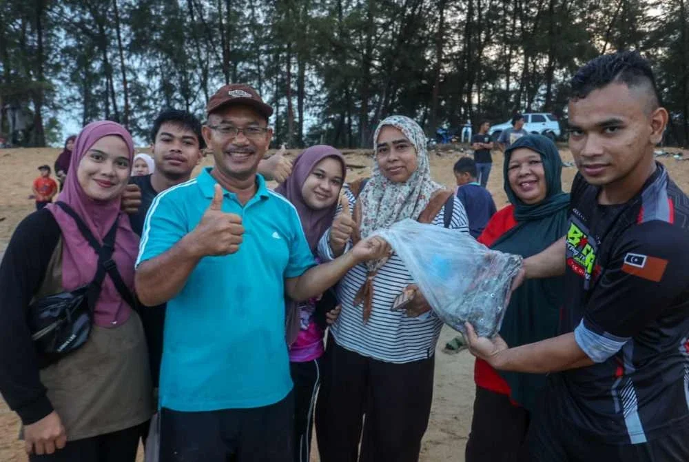Sebahagian pengunjung menunjukkan hasil sotong yang diperoleh.