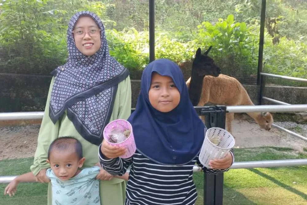 Gambar kenangan Nur Kaisah sebelum kejadian lecur, kelihatan ceria bersama ibu dan adiknya.
