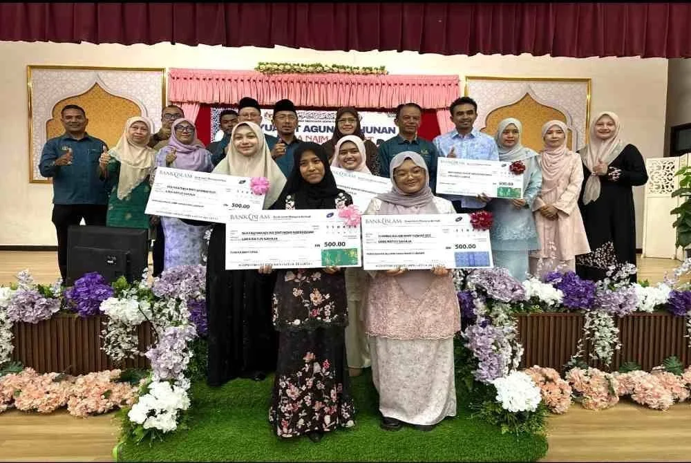 Nur Faqihah Adlina (kiri) dan bapanya yang hadir menerima saguhati. FOTO SINAR HARIAN - ADILA SHARINNI WAHID