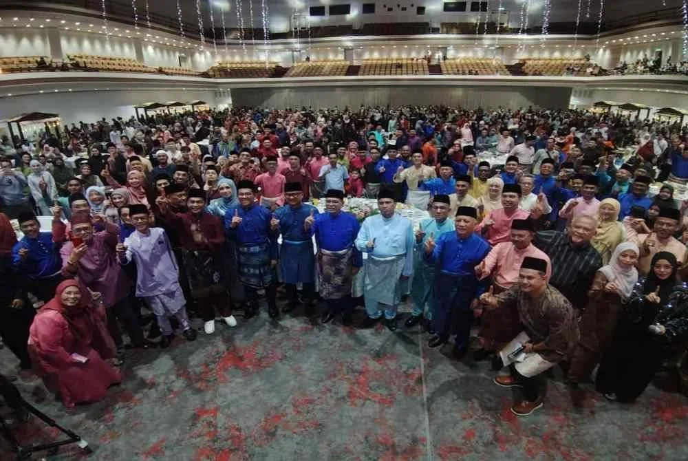 Wan Rosdy (tengah) pada Majlis Rumah Terbuka Aidilfitri Perantau Anak Pahang 2026 di Dewan Merdeka, Pusat Dagangan Dunia Kuala Lumpur.