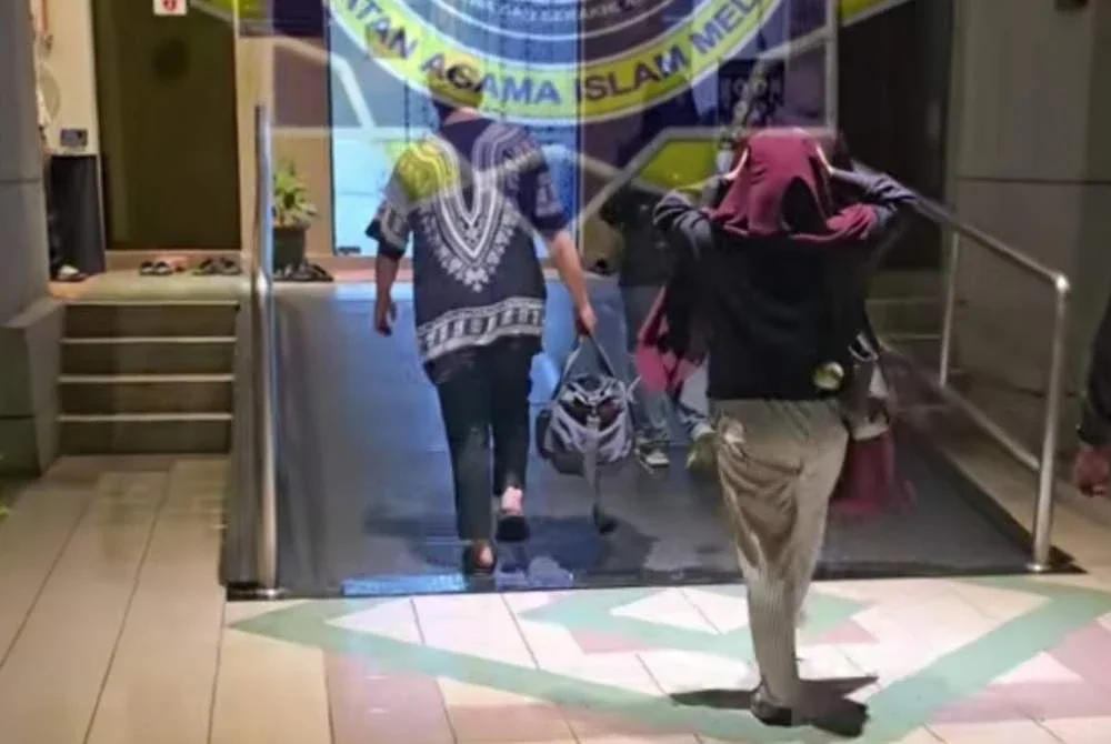 Pasangan itu dibawa ke pejabat JAIM untuk tindakn lanjut. Foto sumber JAIM