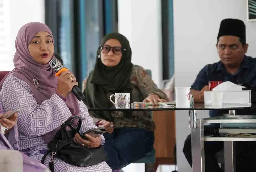 Sri Diah memberi pandangan pada program Pertemuan Komuniti Membaca yang menghimpun penerbit, penggiat dan penggerak buku bertujuan menggerakkan keinginan membaca yang tinggi dikalangan masyarakat yang diadakan pada Sabtu. Foto: Sinar Harian/ Rosli Talib