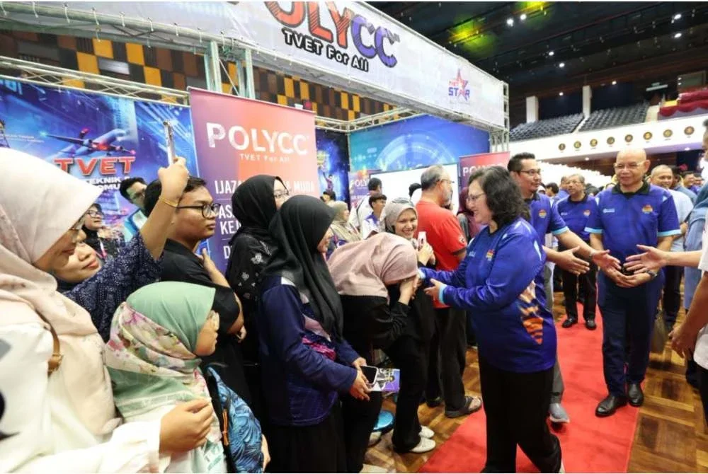 Dr Azlinda (kanan) ketika hadir merasmikan JMU 2026.