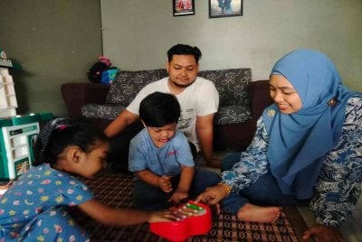 Nurazlin dan Muhammad Syafiq sentiasa meluangkan masa bersama anak-anak di sebalik cabaran membesarkan Nur Nazneen Saffiya bersama-sama anak-anak yang lain.