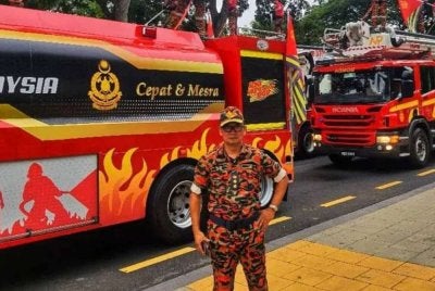 Mohd Sani ketika perarakan pasukan bomba pada hari kemerdekaan negara.