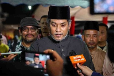 Khairy Jamaluddin ketika ditemu bual pemberita pada Majlis Rumah Terbuka Aidilfitri Datuk Seri Reezal Merican Naina Merican di Bertam Square malam ini. Foto Bernama