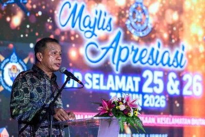 Mohd Khalid menyampaikan ucapan ketika hadir ke Majlis Apresiasi Op Selamat 25 dan 26 Tahun 2026 di Pusat Latihan Polis (PULAPOL) malam ini. Foto Bernama
