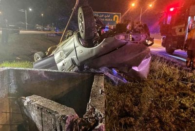 Keadaan kereta yang dinaiki mangsa yang dikatakan terbabas di terbabas di hadapan Kolej Poly-Tech Mara, Jalan Gambang di sini awal pagi Sabtu. Foto Bomba Pahang