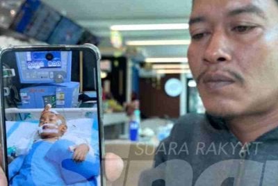 Saeman menunjukkan gambar Abdul Dayyan semasa dirawat di ICU.
