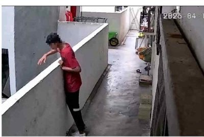 Aksi remaja baling bata dari tingkat atas pengsapuri dirakam kamera litar tertutup (CCTV) dan tular di media sosial.