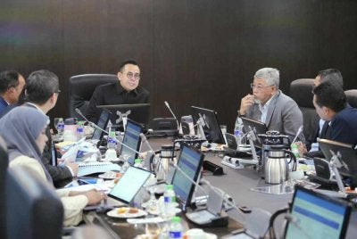 Steven Sim (tengah) hadir pada pertemuan dengan TNB pada Jumaat.
