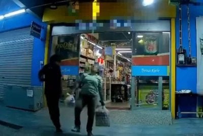 Rakaman tular memaparkan seorang lelaki menumbuk wanita yang baru keluar dari pasar raya di Mersing.