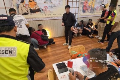 Anggota penguat kuasa JIM Negeri Johor melakukan serbuan ke atas premis urut dan rekleksogi di Johor Bahru, yang disyaki melakukan aktiviti tidak bermoral. Foto JIM Johor