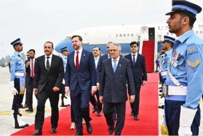 Vance (tengah) disambut Ishak Dar dan Asim Munir (kiri) ketika delegasi AS tiba di Islamabad, ibu negara Pakistan untuk rundingan penting dengan Iran bagi menamatkan konflik Asia Barat - Foto: Agensi